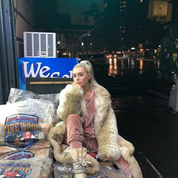 Meet your Posher - Picture 2 of 2